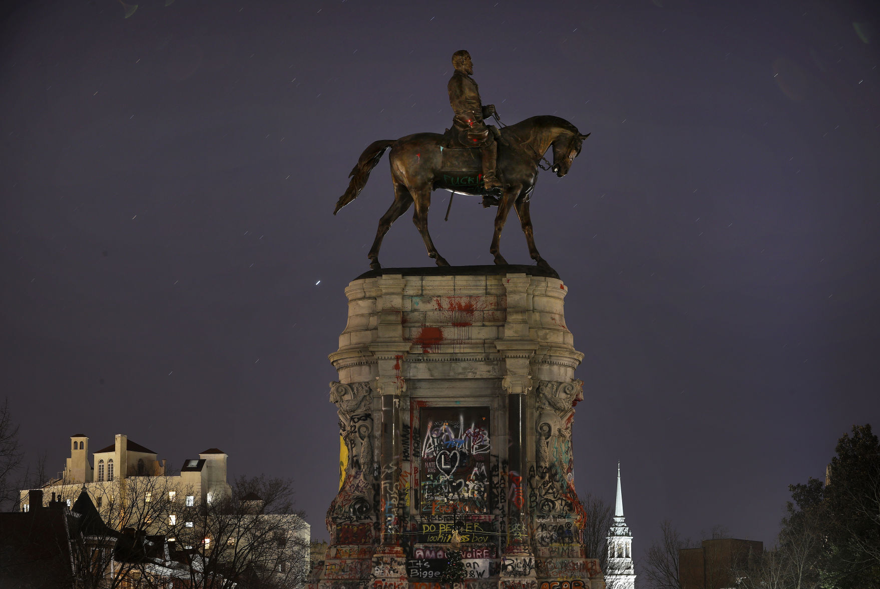 20210114_MET_LEESTATUE_AWE01